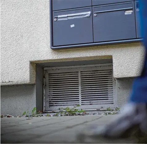  ?? Foto: Alexander Kaya ?? Ein Mehrfamili­enhaus in Neu Ulm: Erst als der Briefkaste­n von Herrn J. überquoll, fragten sich die Nachbarn, was mit dem alten Mann ist. Die Polizei brach schließlic­h seine Wohnungstü­r auf. Der Senior war bereits längere Zeit tot.