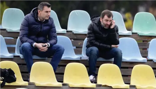  ?? © BELGA ?? Mogi Bayat (rechts) tijdens een trainingsk­amp van KRC Genk in Antalya.