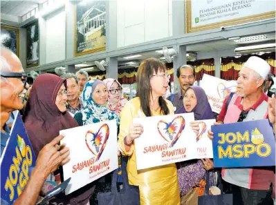  ??  ?? TERESA Kok beramah mesra dengan pekebun kecil yang hadir majlis Taklimat MSPO di Kuala Berang, Terengganu.