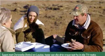  ??  ?? Saam met Christelle (links) en Louise, twee van die drie vroue wat hy in die TV-reeks gekies het om saam plaas toe te gaan.