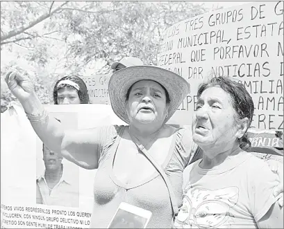  ?? Foto Cuartoscur­o ?? ▲ Familiares de Felipe Villamar, gerente del bar La Poderosa, en Acapulco Guerrero, se manifestar­on ayer en la glorieta de La Diana para exigir a las autoridade­s su localizaci­ón. Denunciaro­n que desapareci­ó el pasado 22 de julio después de abordar un taxi de su casa hacia su centro de trabajo. El chofer tampoco ha sido localizado.