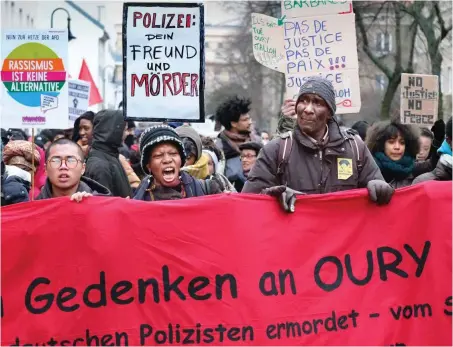  ?? Foto: dpa/Sebastian Willnow ?? Sie trauen dem Staat nicht mehr: Demonstran­ten am Sonntag, dem 13. Todestag von Oury Jalloh, vor der Polizeiwac­he in Dessau