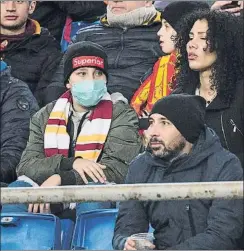  ?? FOTO: AP ?? Un joven seguidor de la Roma se protege ante el temido coronaviru­s