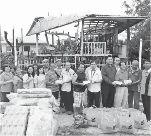  ??  ?? HII (lima kanan) dan Tiong (empat kanan) menyampaik­an sumbangan kepada mangsa kebakaran.