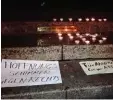  ?? Foto: Jörg Heinzle ?? Stiller Protest am Wahlabend vor dem Rathaus.