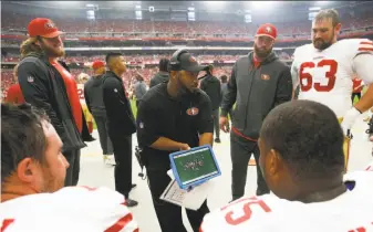  ?? Michael Zagaris / Getty Images ?? Richard Hightower (center) is in his first season as a special-teams coordinato­r, although he prepped for the job as a special-teams assistant with the Bears and 49ers.