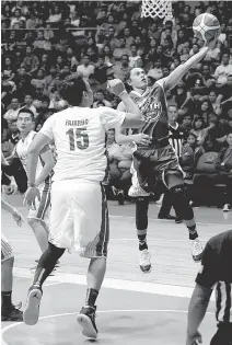  ?? PHOTO BY BOB DUNGO JR. ?? Terence Romeo scores past Junmar Fajardo during the 2016 PBA All Stars Nourth vs South game at the Araneta Coliseum.