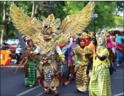  ?? DIPTA WAHYU/JAWA POS ?? ARTISTIK: Kostum burung peserta karnaval HUT Ke-60 Smala saat berparade di sepanjang Jalan Wali Kota Mustajab kemarin.
