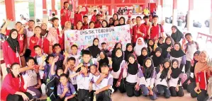  ??  ?? MAHASISWA UMS mengambil gambar bersama pelajar Tahun 6 SK Tebobon.