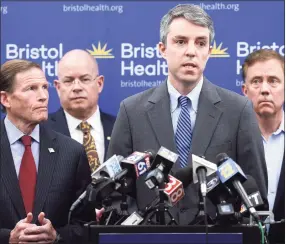  ?? Hearst Connecticu­t Media file photo ?? Josh Geballe, center, chief operating officer for Gov. Ned Lamont.