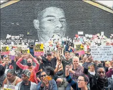  ?? Reuters ?? • La población de Manchester recuperó el mural en honor a Marcus Rashford, tras los insultos racistas.