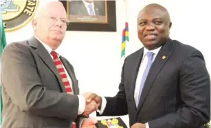 ??  ?? Governor Akinwunmi Ambode (right), presents the state’s plaque to the U.S Ambassador to Nigeria, Mr. James Entwistle, during his courtesy visit to the governor in Lagos on Monday.