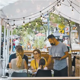  ?? ADIL BOUKIND LE DEVOIR ?? Le nombre de cas de COVID-19 en lien avec les bars et restaurant­s est passé d’une douzaine le 10 août à 23 la semaine suivante, puis à 53 le 31 août, et enfin à 50 cas le 7 septembre, selon les données de la Direction de la santé publique de Montréal.