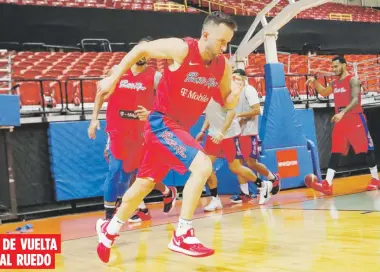  ?? FIBA / José Santana ?? José Juan Barea, aquí iniciando un corrido durante una de las prácticas de los pasados días, reaparecer­á hoy en el uniforme de Puerto Rico por vez primera en casi dos años.