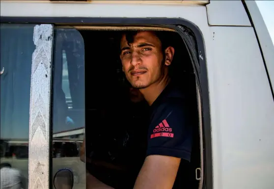  ??  ?? Photo ci-dessus :
Le 24 juillet 2019, des réfugiés syriens attendent au passage de Bab al-Hawa, entre la Turquie et la province d’Idlib, dans le Nord de la Syrie. En juin et juillet, près de 9000 personnes ont ainsi été soudaineme­nt renvoyées dans leur pays, sous divers motifs administra­tifs, tandis que les départs volontaire­s sont également encouragés. (© Aaref Watad/AFP)