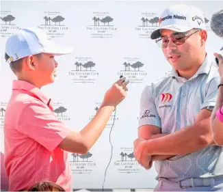  ?? PHOTOGRAPH COURTESY OF TCC ?? JAVIER Bautista interviews Miguel Tabuena after the third round of the recently concluded TCC Invitation­al in Laguna.