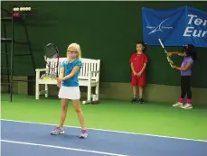  ??  ?? VAN. Moa Ekenbratt kunde redan det här med tennis, på fritiden spelar hon nämligen just det i Vänersborg­s TK.