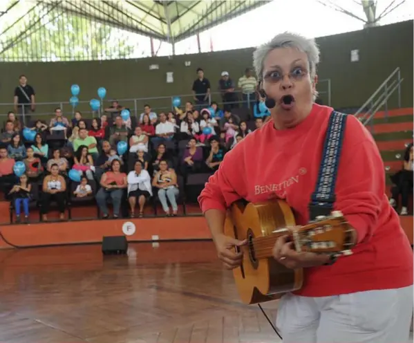  ?? ?? Ana Coralia combina la cuentería, la música y el arte del ‘clown’ en sus espectácul­os. La foto es de una presentaci­ón en el Festival Dominical en el anfiteatro de Cartago, en junio del 2013. ALBERT MARÍN