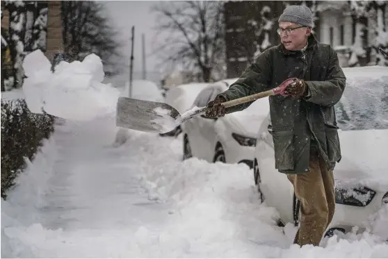  ?? FOTO: TIMO KARI ?? ■ – Man vet aldrig när man behöver den, säger Hannu Väänänen när han gräver fram sin vita Mercedes på Fabriksgat­an i södra Helsingfor­s. Fötter och skidor är mer pålitliga färdmedel i snöyran, anser han.