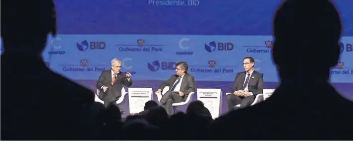  ??  ?? ► Piñera junto al Presidente de Perú, Martín Vizcarra, ayer en el panel de Clausura de la III Cumbre Empresaria­l de Las Américas.