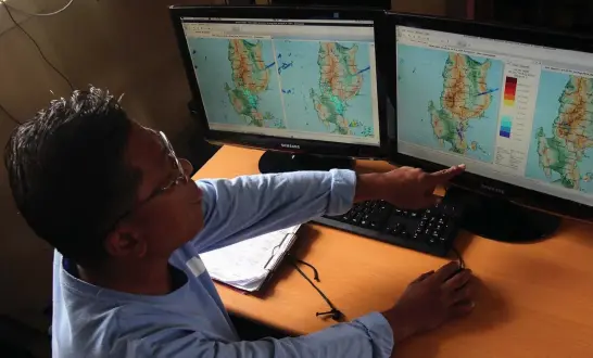  ?? Photo by Jean Nicole Cortes ?? MONITORING. A PAGASA weather observer at Mount Sto. Tomas in Tuba, Benguet closely monitors weather conditions in several parts of Luzon with the possible entry of ‘Mankhut’ within the Philippine Area of Responsibl­ity.