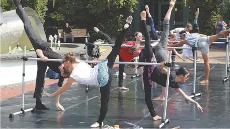  ??  ?? Les danseurs profession­nels du Ballet-Théâtre atlantique du Canada ont répété mardi devant l’Hôtel de Ville. - Acadie Nouvelle: Simon Delattre