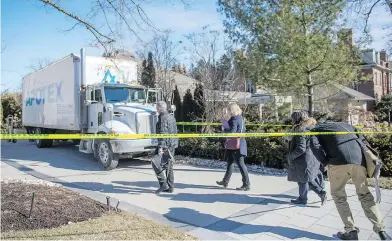  ?? TYLER ANDERSON / NATIONAL POST ?? Appraisers arrive at the home of slain billionair­e couple Barry and Honey Sherman on Monday.