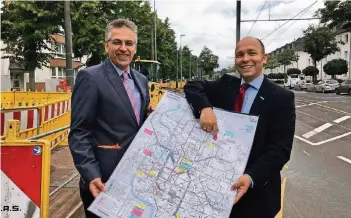  ?? RP-FOTOS: L. IHME ?? Blick auf das Düsseldorf­er Liniennetz: Überall dort, wo bunte Zettelchen auf dem Plakat aufgeklebt sind, wird gebaut. Den Überblick über die Maßnahmen haben Peter Ahrens und Andreas Ferlic (v.l.) von der Rheinbahn.