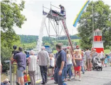  ?? FOTO: WAIBEL ?? Der vier Meter hohe künstliche Wasserfall in den Kesselbach vom THW Tuttlingen war neben zünftiger Unterhaltu­ngsmusik das Highlight beim Kesselbach­fest in Stetten.