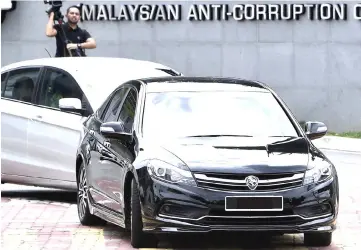  ??  ?? A car carrying Najib seen leaving the MACC headquarte­rs in Putrajaya. — Bernama photo