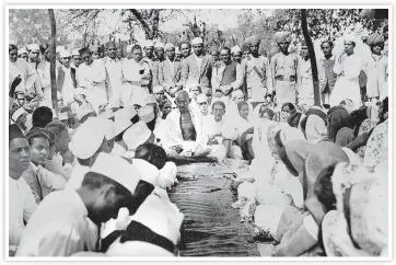  ??  ?? Gandhi with satyagrahi­s in Kheda district, Gujarat, 1929 ALAMY STOCK
PHOTO