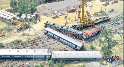  ?? VINAY PANDEY/HTPHOTO ?? ▪ The derailed coaches of MLDT NDLS Express near Harchandpu­r in Rae Bareli district in Uttar Pradesh on Wednesday.