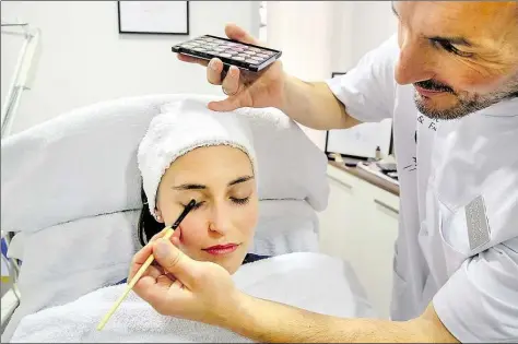  ?? BILDER: SASCHA STÜBER ?? VON RNofi zeigt, wie es geht: Janika bekommt von Stephan Stitterich ein leichtes Tages-Make-up. Zuvor hat der Kosmetikme­ister ihr Hautbild analysiert, ihre Haut gestrafft und ihre Augenbraue­n in Form gebracht.