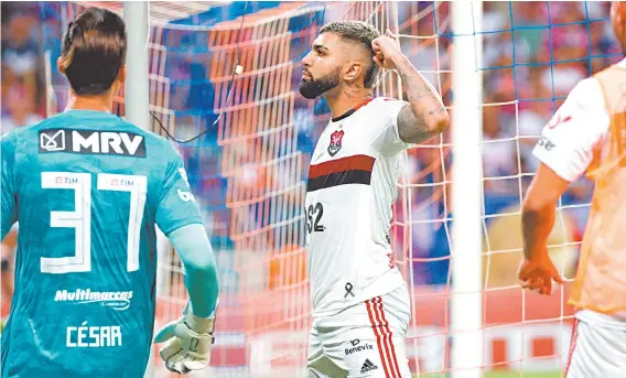  ??  ?? Após defender a Seleção, Gabigol voltou ao Flamengo em grande estilo: o artilheiro balançou a rede e foi a 19 gols no Campeonato Brasileiro