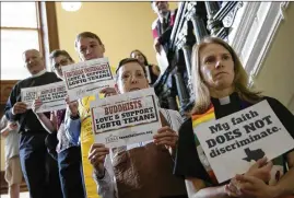  ?? JAY JANNER / AMERICAN-STATESMAN ?? Dozens of clergy and faith leaders, in a gathering to oppose bills in the Texas Legislatur­e that they consider anti-LGBT, pray and sing on the stairway outside the House Chamber at the Capitol in early May.