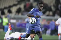  ?? MARTIN HUNTER / GETTY IMAGES 2015 ?? Bryan Rochez, playing for the Honduran national team, controls the ball to score a goal during a match against Uzbekistan in 2015. He hurt his leg while with the Honduran team.