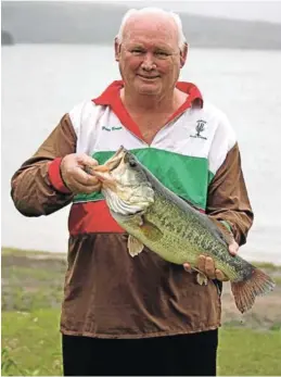  ?? Picture: SUPPLIED ?? MEET THE WINNER: Peter Brown proudly holds the prize-winning fish he landed during the Amatola Bass Classic near Stutterhei­m