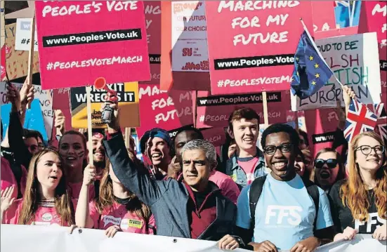  ?? YUI MOK / AP ?? Al cap de la manifestac­ió per un nou referèndum sobre el Brexit hi havia l’alcalde de Londres, Sadiq Khan (amb una botzina a la mà)