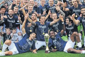  ??  ?? Und wieder ein Jubelbild mit Zebras und Pokal: Nach dem Meistertit­el in der 3. Liga feierte der MSV in Essen den Gewinn des Niederrhei­npokals.