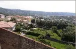  ??  ?? Gisèle Rolando a étudié la vie des visitandin­es à Grasse pendant près de  ans et demi. Ci-dessus : le jardin du couvent vu de haut, depuis le boulevard Gambetta, et les bâtiments depuis l’avenue PierreSéma­rd.