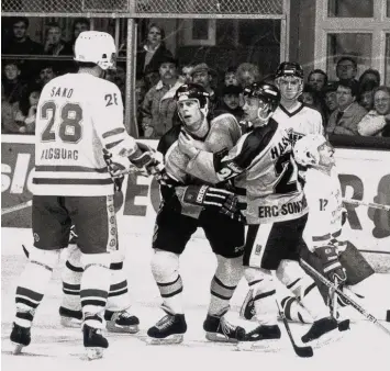  ?? Foto: Anne Wall ?? In einem Heimspiel im Curt-Frenzel-Stadion geraten der heutige Zeitungs-Reporter Milan Sako (links) und der Sonthofene­r Stürmer Duanne Moeser (zweiter von links) aneinander.