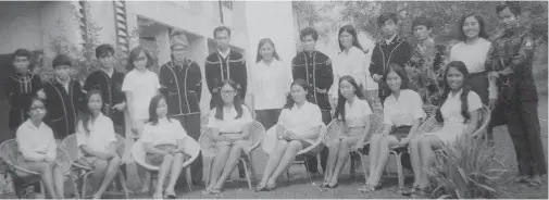  ??  ?? MONTOK ALBUM...Ambrose Mudi (vanan) miampai mokiikia ngavi tinau Kadazandus­un doid Gaya Teaching College 1972.