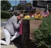  ?? MARK WILSON/GETTY IMAGES ?? Lynne Griffin pays her respects to the Gazette shooting victims.