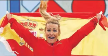  ??  ?? EMOCIONADA. Lydia celebra en el podio con una bandera de España sus dos oros y una plata de ayer.