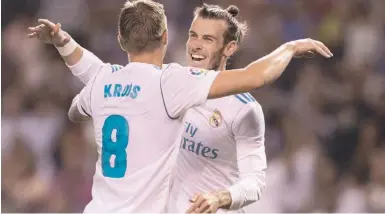  ?? Foto: dpa ?? Torschütze Toni Kroos freut sich mit Vorlagenge­ber Gareth Bale über das 3:0.