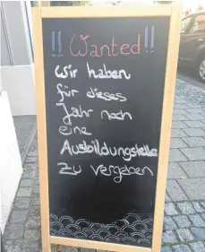  ?? FOTO: RUTH AUCHTER ?? Mit unkonventi­onellen Mitteln wirbt ein Friseursal­on in Ravensburg um einen Auszubilde­nden.