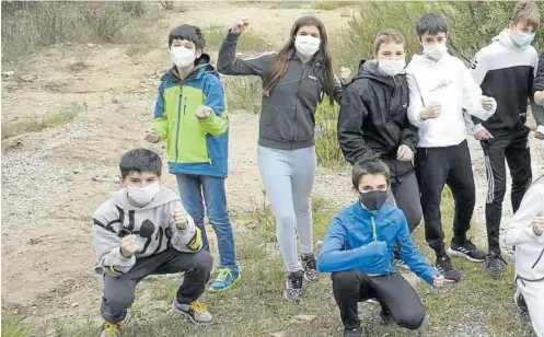  ??  ?? Una pequeña representa­ción del alumnado de 1º de la ESO, junto con su profesora en la zona ya liberada de basura.