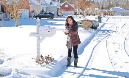  ??  ?? Yvette Romero, quien vive con sus tres hijos y su esposo en Carolina del Norte, dice que se prepararon para el “ciclón bomba” igual que para un huracán, aunque cree que las bajas temperatur­as son aún más peligrosas.