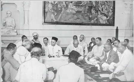  ?? LALIT GOPAL/HT PHOTO ?? Savarkar addressing a Hindu Mahasabha Working Committee meeting in Delhi