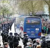  ??  ?? Die Polizei marschiert in Bremen auf, um den HSVBus zu schützen. Foto: Sebastian El-Saqqa, firo